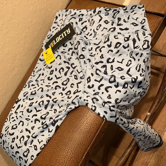 Velocity Leggings Hi Rise Side Pockets Capri Length Activewear in Leopard Blue! - Picture 11 of 11
